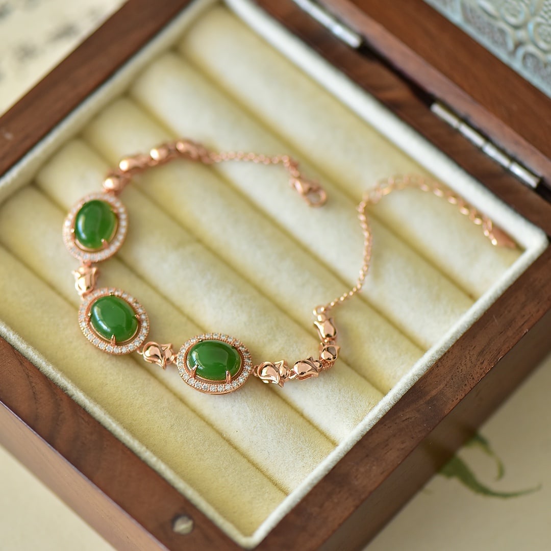 An Exquisite Sterling Silver-Gold Plated Inlaid Jasper Bracelet,Inlaid Gems: An Exquisite Sterling Silver-Gold Plated Inlaid Jasper Bracelet,Inlaid Gems Size:8mmx10mm 纯银镀金镶碧玉手链,嵌宝石