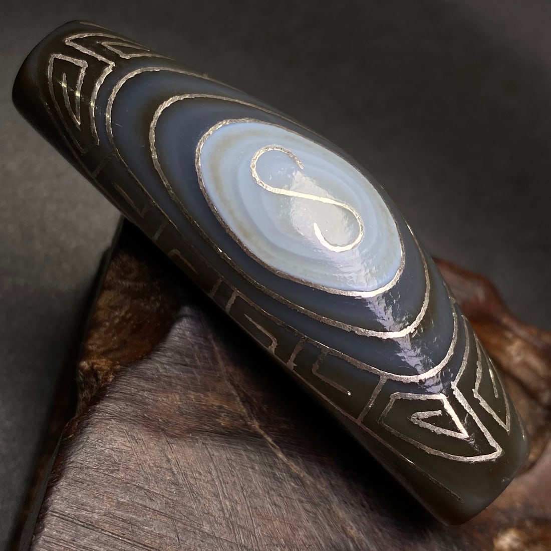 An Exquisite Celestial Eye Dzi Bead Pendant,Inlaid Silver wire: An Exquisite Celestial Eye Dzi Bead Pendant,Inlaid Silver wire,Size:49mmx16mm,Weight:16.3g 天眼天珠挂件,嵌银丝