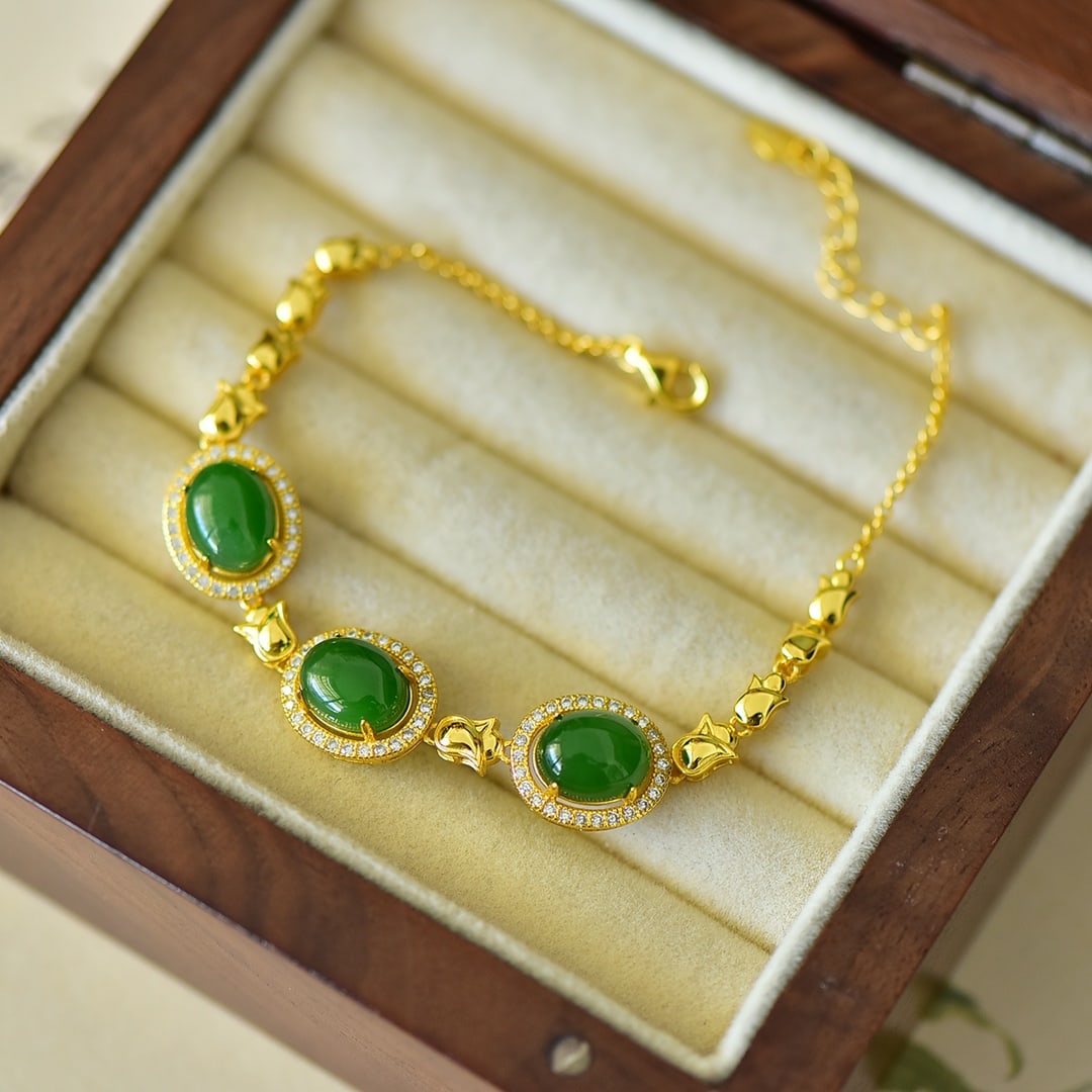 An Exquisite Sterling Silver-Gold Plated Inlaid Jasper Bracelet,Inlaid Gems: An Exquisite Sterling Silver-Gold Plated Inlaid Jasper Bracelet,Inlaid Gems Size:8mmx10mm 纯银镀金镶碧玉手链,嵌宝石