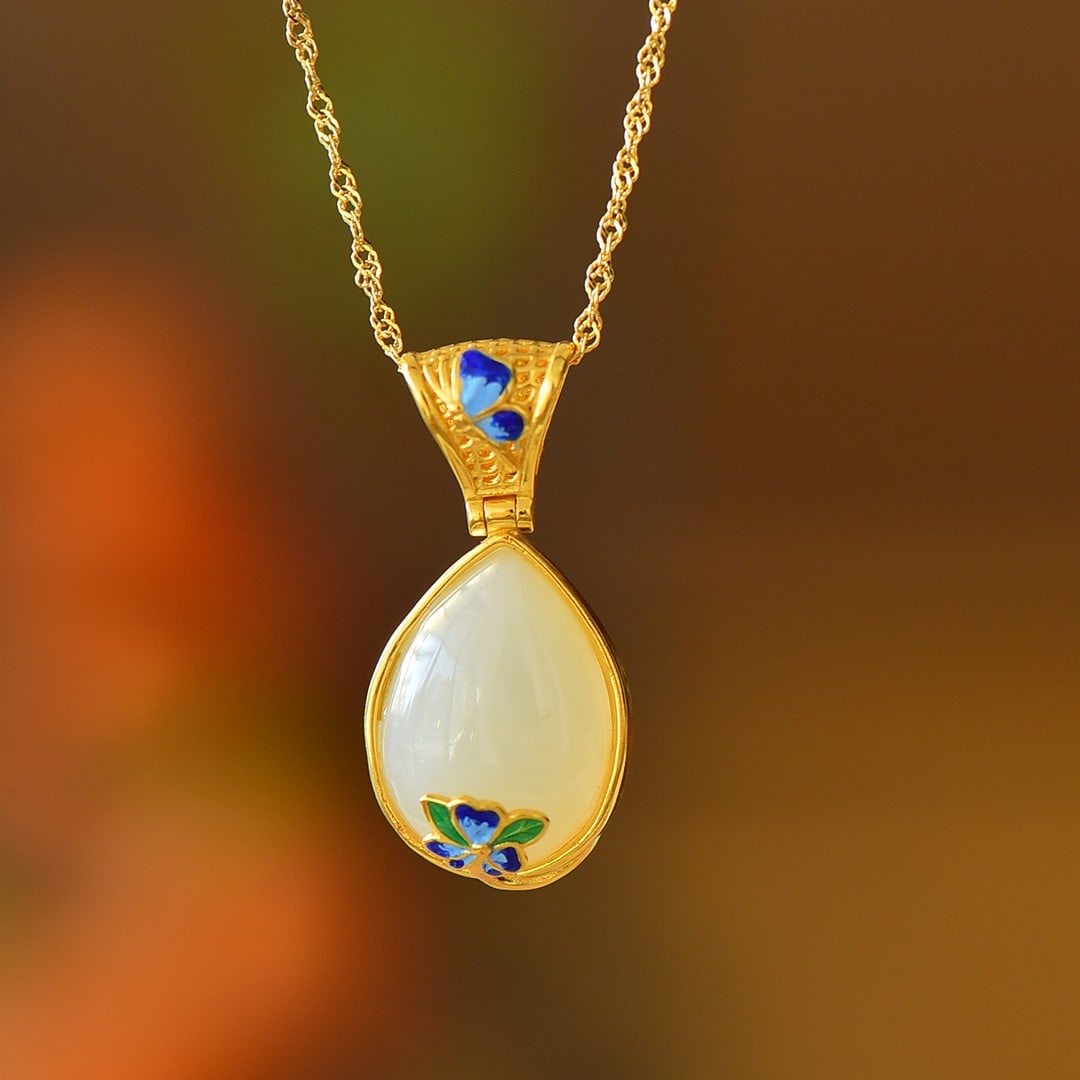 An Exquisite Sterling Silver-Gold Plated Inlaid White Jade Pendant: An Exquisite Sterling Silver-Gold Plated Inlaid White Jade Pendant,Size:13mmx18mm 纯银镀金镶白玉吊坠
