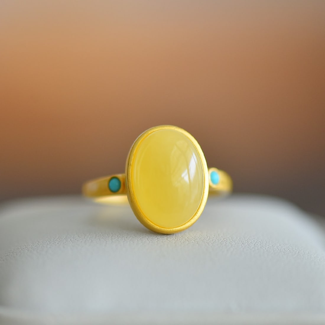 An Exquisite Sterling Silver-Gold Plated Inlaid Amber Ring: An Exquisite Sterling Silver-Gold Plated Inlaid Amber Ring,Size:10mmx14mm 纯银镀金镶琥珀戒指