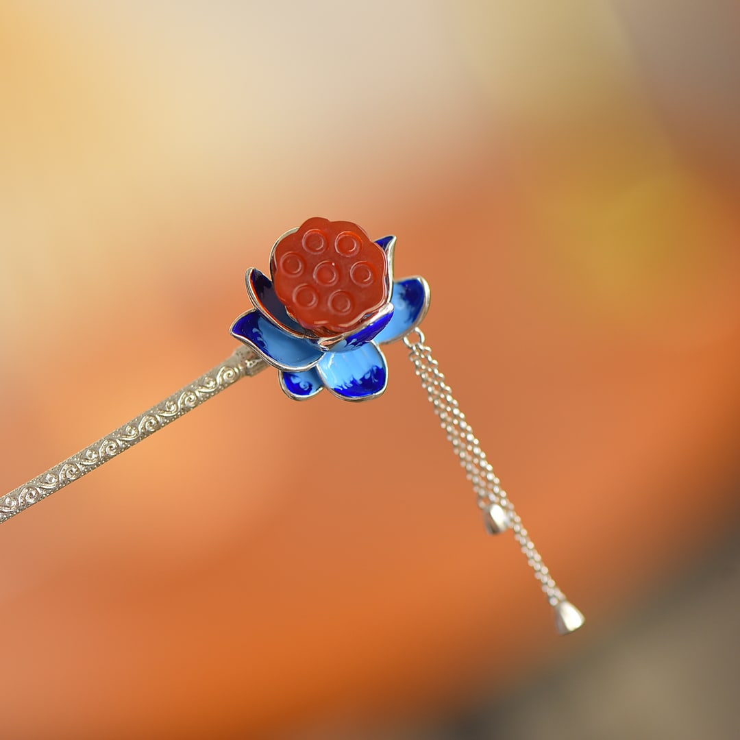 An Exquisite Sterling Silver Inlaid Agate Hairpin: An Exquisite Sterling Silver Inlaid Agate Hairpin,Size:12mmx12mm 寓意:和和美美 纯银镶玛瑙发簪