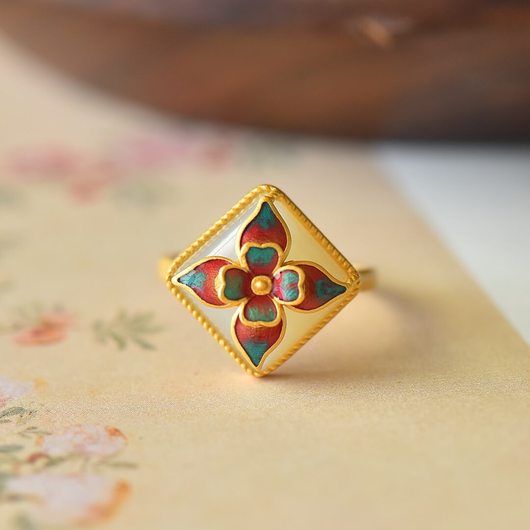 An Exquisite Sterling Silver-Gold Plated Inlaid White Jade Ring: An Exquisite Sterling Silver-Gold Plated Inlaid White Jade Ring,Size:14mmx14mm 纯银镀金镶白玉戒指