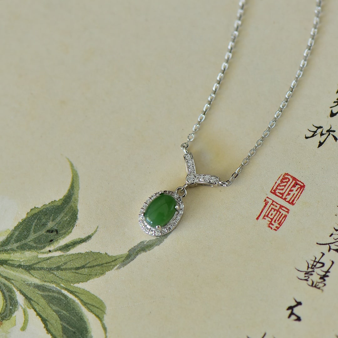An Exquisite Sterling Silver Inlaid Jasper Necklace,Inlaid Gems: An Exquisite Sterling Silver Inlaid Jasper Necklace,Inlaid Gems Size:5mmx7mm 纯银镶碧玉项链,嵌宝石