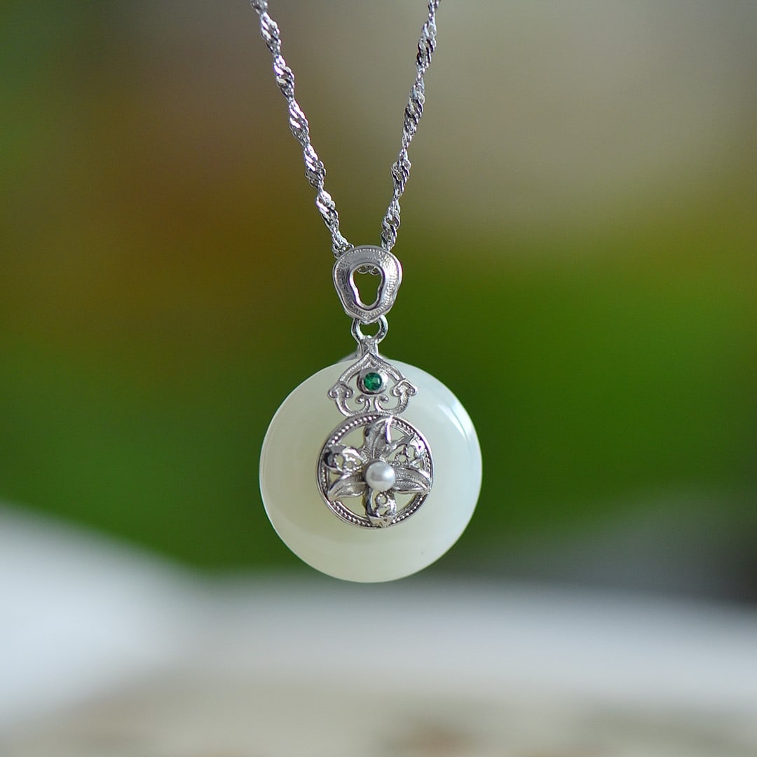 An Exquisite Sterling Silver Inlaid White Jade Pendant: An Exquisite Sterling Silver Inlaid White Jade Pendant,Size:18mmx18mm 纯银镶白玉吊坠