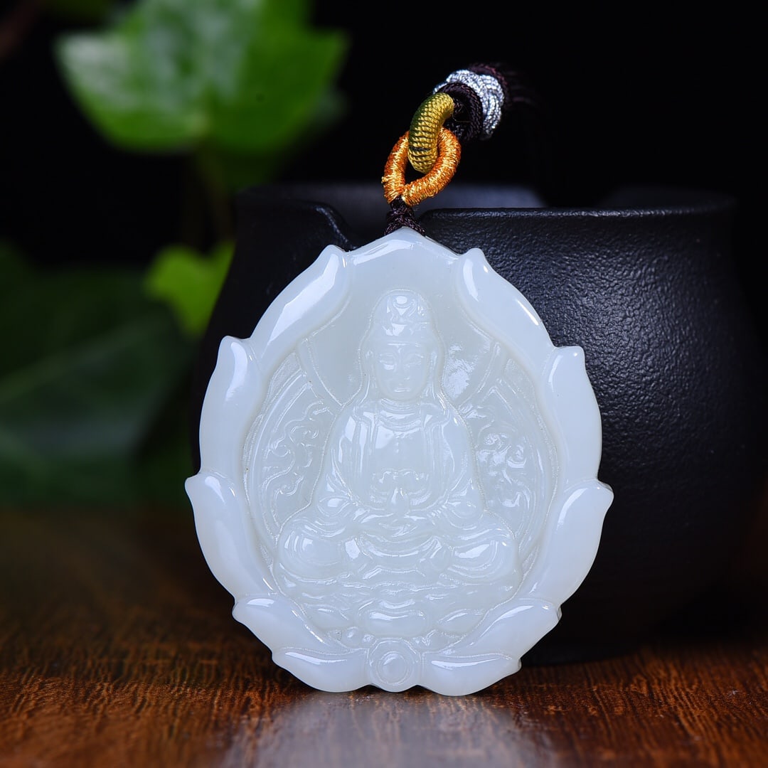 An Exquisite White Jade Avalokitesvara Pattern Pendant: An Exquisite White Jade Avalokitesvara Pattern Pendant,Size:48mmx43mm (寓意)莲花观音,玉脂白润 