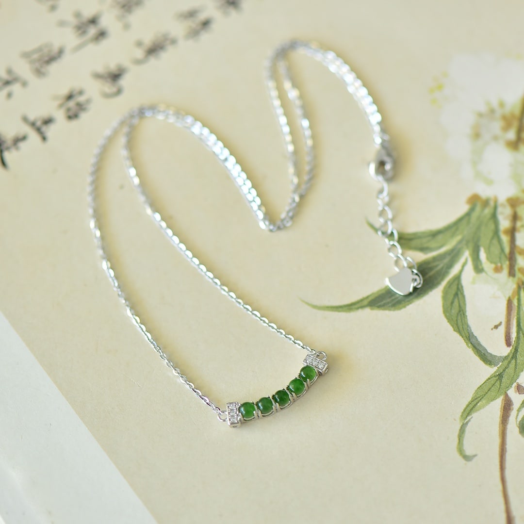 An Exquisite Sterling Silver Inlaid Jasper Necklace,Inlaid Gems: An Exquisite Sterling Silver Inlaid Jasper Necklace,Inlaid Gems Size:3mmx3mm 纯银镶碧玉项链,嵌宝石