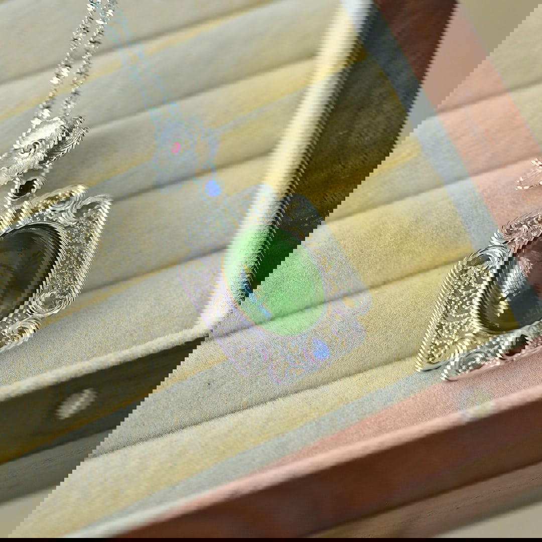 An Exquisite Sterling Silver Inlaid Jasper Pendant,Inlaid Gems: An Exquisite Sterling Silver Inlaid Jasper Pendant,Inlaid Gems Size:10mmx14mm 纯银镶碧玉吊坠,嵌宝石