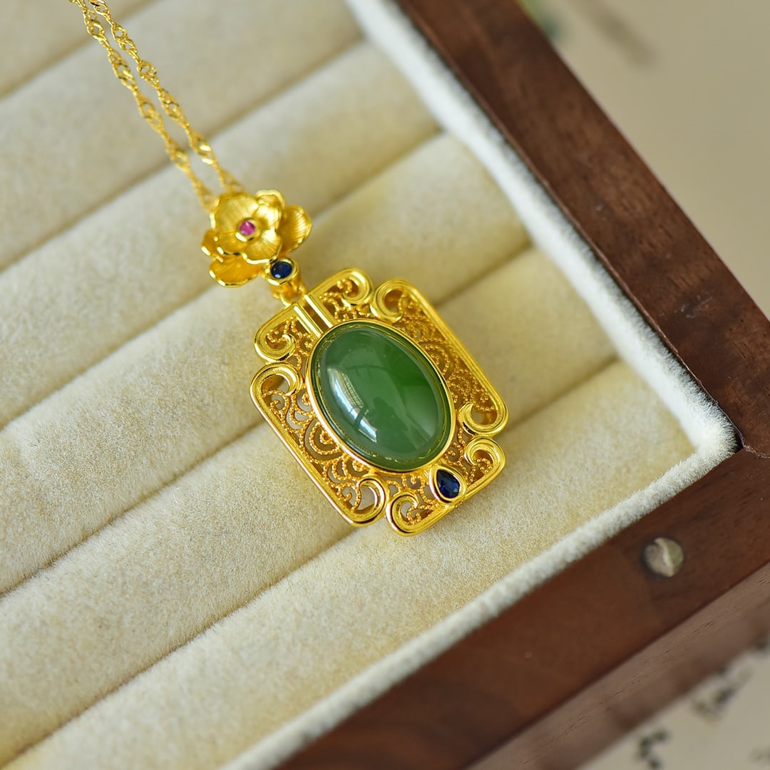 An Exquisite Sterling Silver-Gold Plated Inlaid Jasper Pendant,Inlaid Gems: An Exquisite Sterling Silver-Gold Plated Inlaid Jasper Pendant,Inlaid Gems Size:10mmx14mm 纯银镀金镶碧玉吊坠,嵌宝石