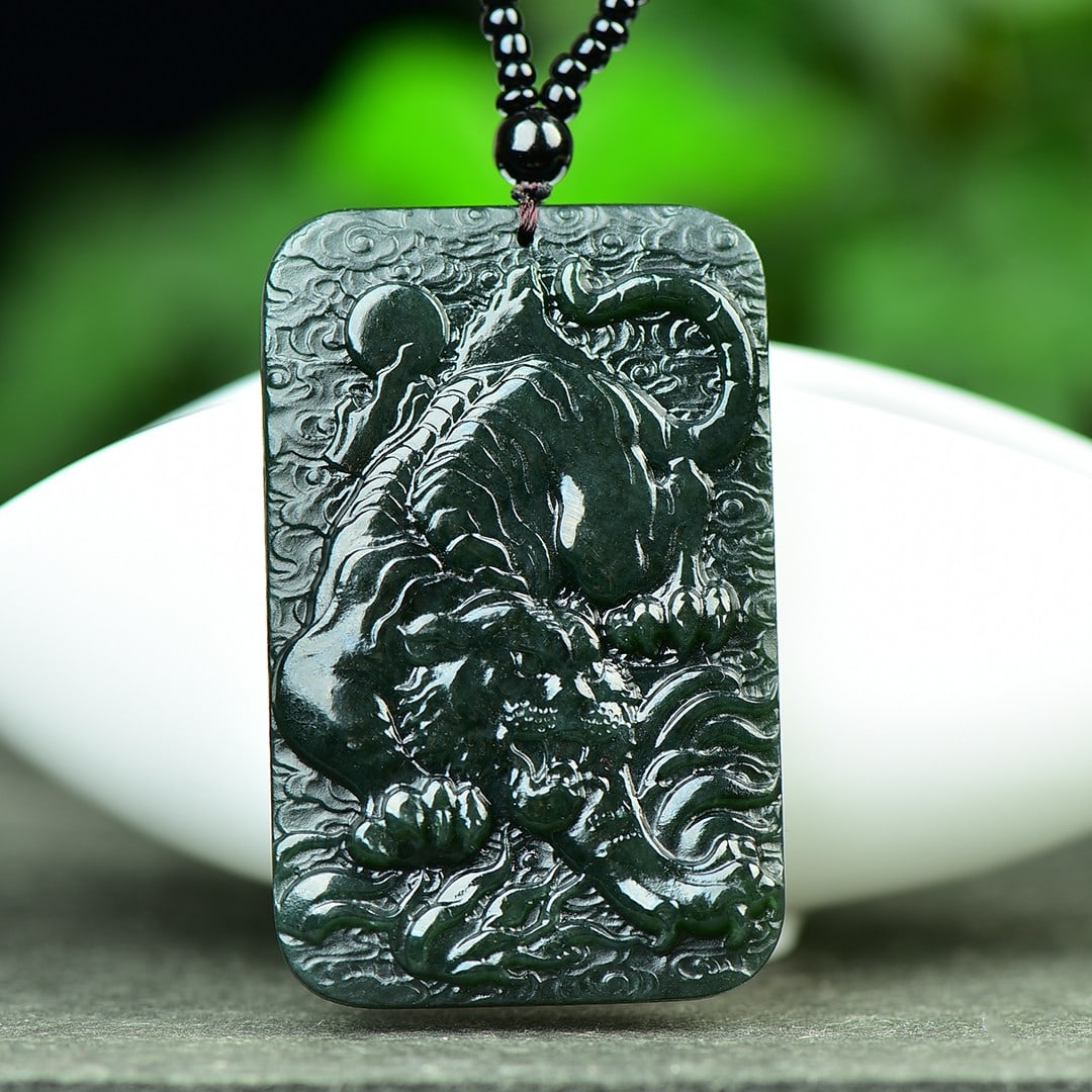 An Exquisite Sapphire Auspicious Cloud and Tiger Pattern Pendant: An Exquisite Sapphire Auspicious Cloud and Tiger Pattern Pendant,Size:39mmx62mm 寓意:不怒而威,高贵霸气 