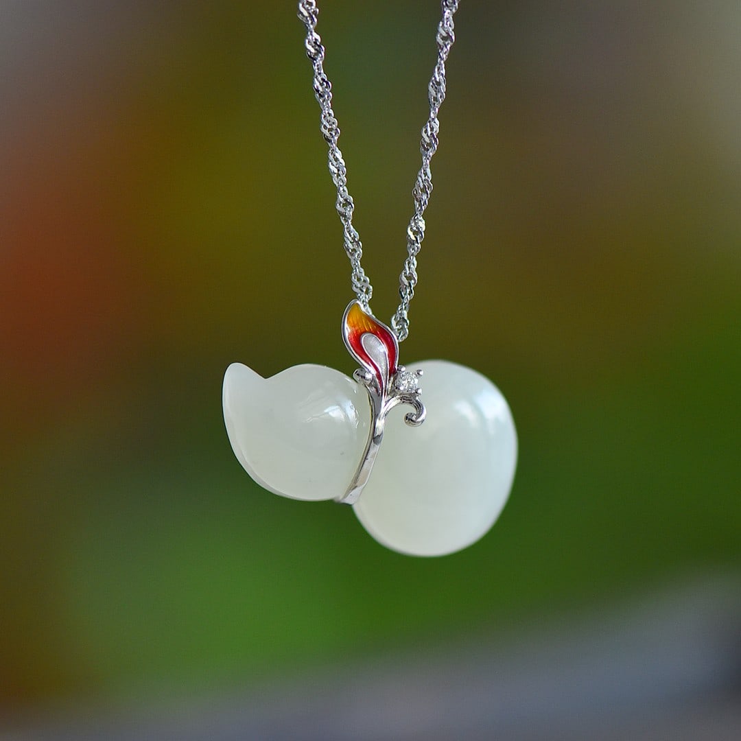 An Exquisite Sterling Silver Inlaid White Jade Gourd Pendant: An Exquisite Sterling Silver Inlaid White Jade Gourd Pendant,Size:15mmx25mm 纯银镶白玉葫芦吊坠