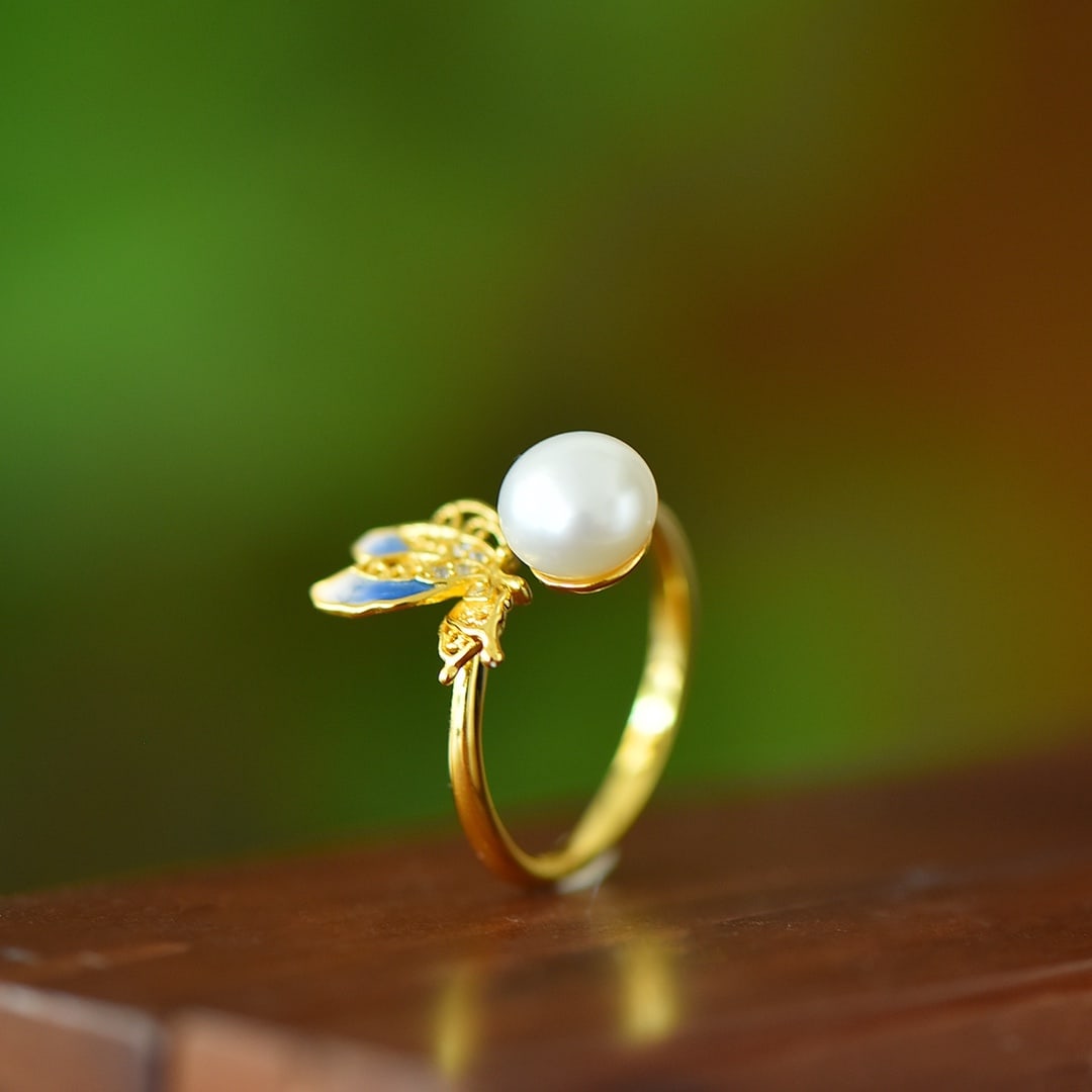 An Exquisite Sterling Silver-Gold Plated Inlaid Pearls Enamel Ring,Inlaid Gems: An Exquisite Sterling Silver-Gold Plated Inlaid Pearls Enamel Ring,Inlaid Gems Size:8mmx8mm 纯银镀金镶珍珠发廊戒指,嵌宝