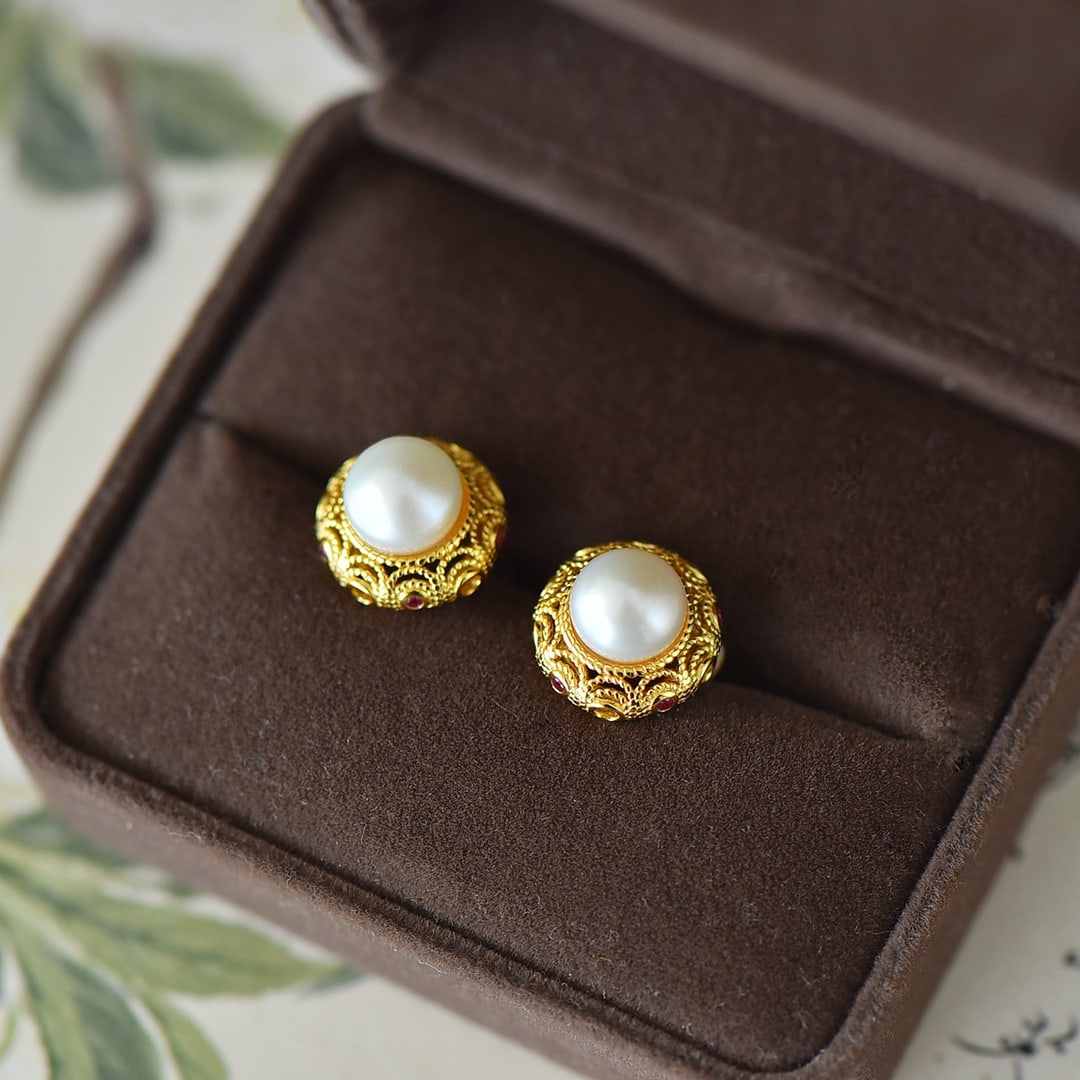 A Pair of Exquisite Sterling Silver-Gold Plated Inlaid Pearls Earrings,Inlaid Gems: A Pair of Exquisite Sterling Silver-Gold Plated Inlaid Pearls Earrings,Inlaid Gems Size:8mmx8mm 一对纯银镀金镶珍珠耳钉,嵌宝