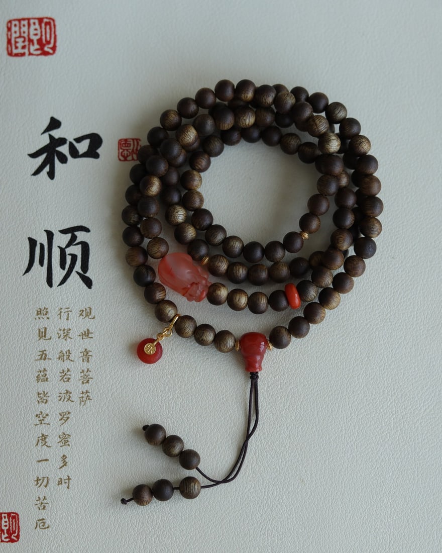 An Exquisite Eaglewood Bracelets,Inlaid Agate: An Exquisite Eaglewood Bracelets,Inlaid Agate,Size:7mm 沉香木手串,嵌玛瑙