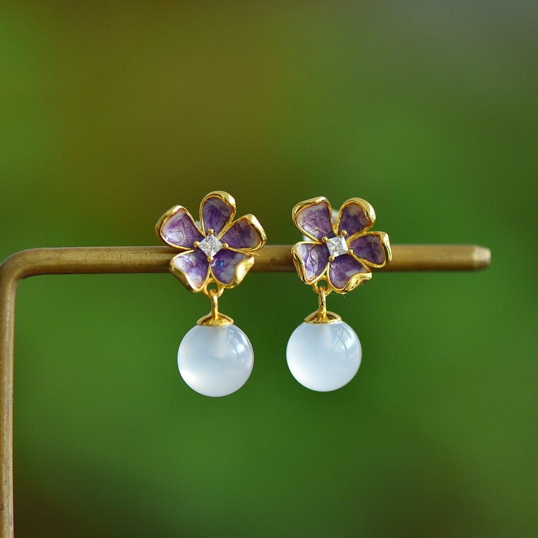 A Pair of Exquisite Sterling Silver-Gold Plated Inlaid Agate Earrings: A Pair of Exquisite Sterling Silver-Gold Plated Inlaid Agate Earrings,Size:8mmx8mm 一对纯银镀金镶玛瑙耳环