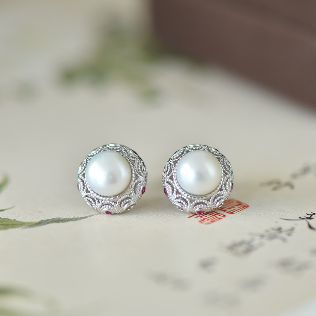 A Pair of Exquisite Sterling Silver Inlaid Pearls Earrings,Inlaid Gems: A Pair of Exquisite Sterling Silver Inlaid Pearls Earrings,Inlaid Gems Size:8mmx8mm 一对纯银镶珍珠耳钉,嵌宝石