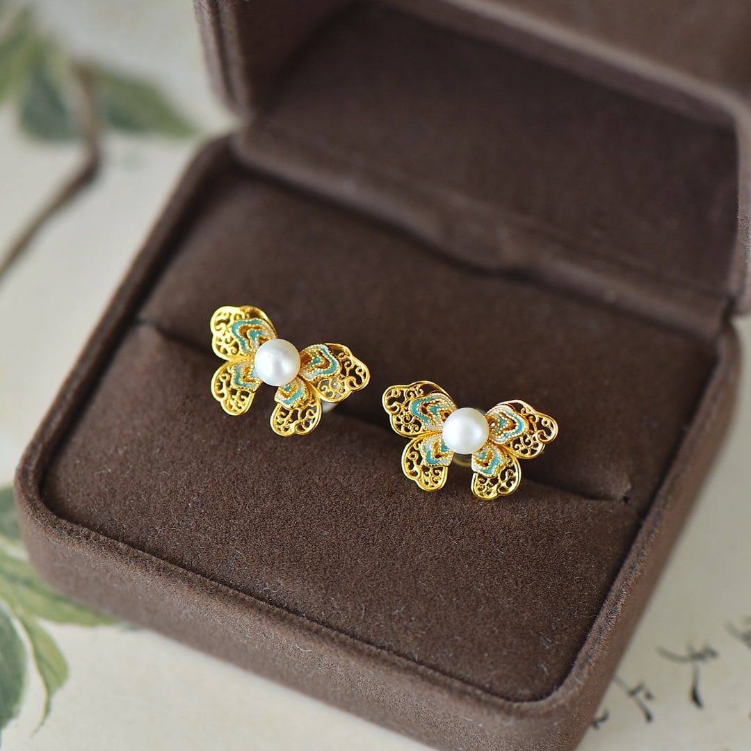 A Pair of Exquisite Sterling Silver-Gold Plated Inlaid Pearls Enamel Earrings: A Pair of Exquisite Sterling Silver-Gold Plated Inlaid Pearls Enamel Earrings Size:4mmx4mm 一对纯银镀金镶珍珠珐琅耳钉