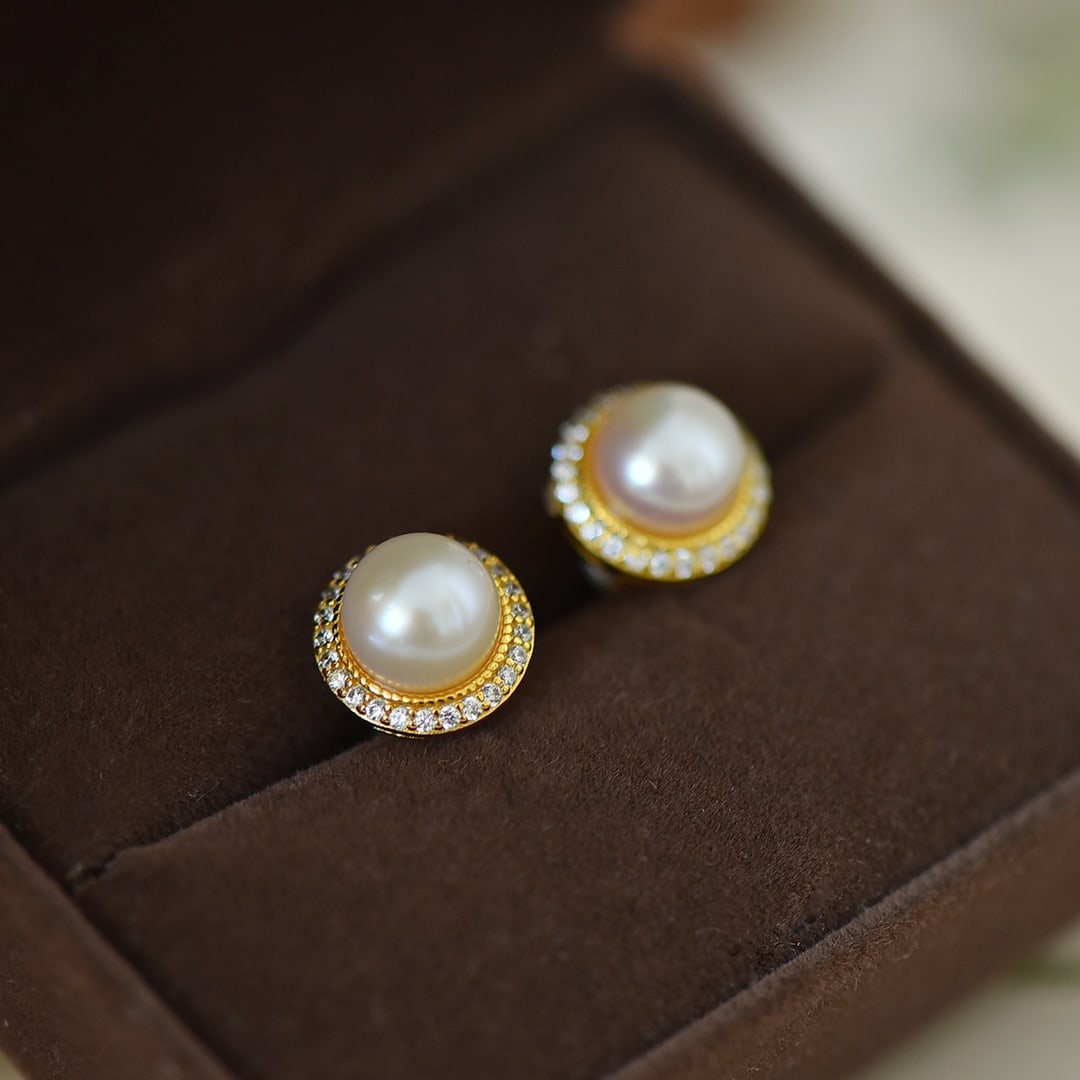 A Pair of Exquisite Sterling Silver-Gold Plated Inlaid Pearls Earrings,Inlaid Gems: A Pair of Exquisite Sterling Silver-Gold Plated Inlaid Pearls Earrings,Inlaid Gems Size:8mmx8mm 一对纯银镀金镶珍珠耳钉,嵌宝