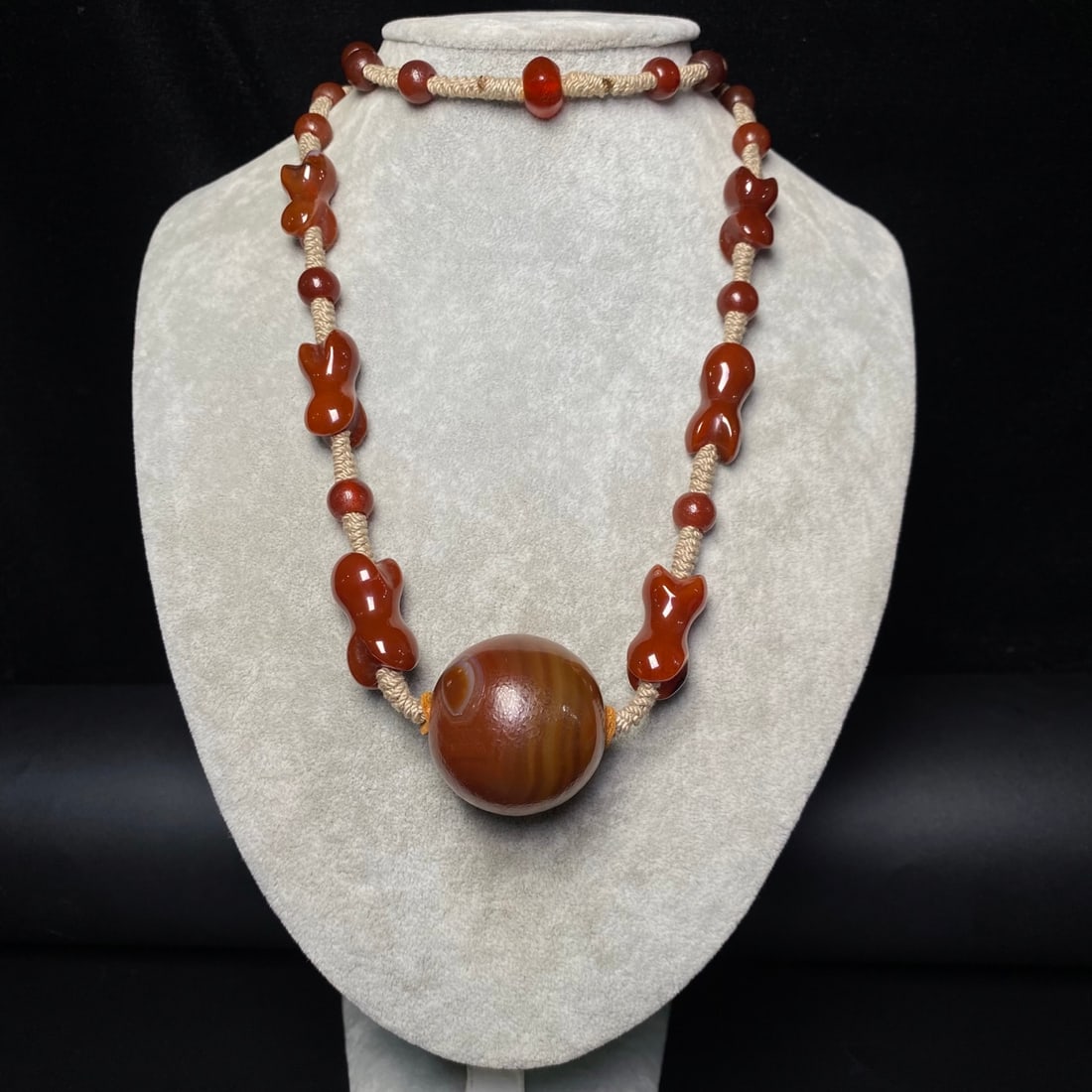 An Exquisite Agate Necklace - 9