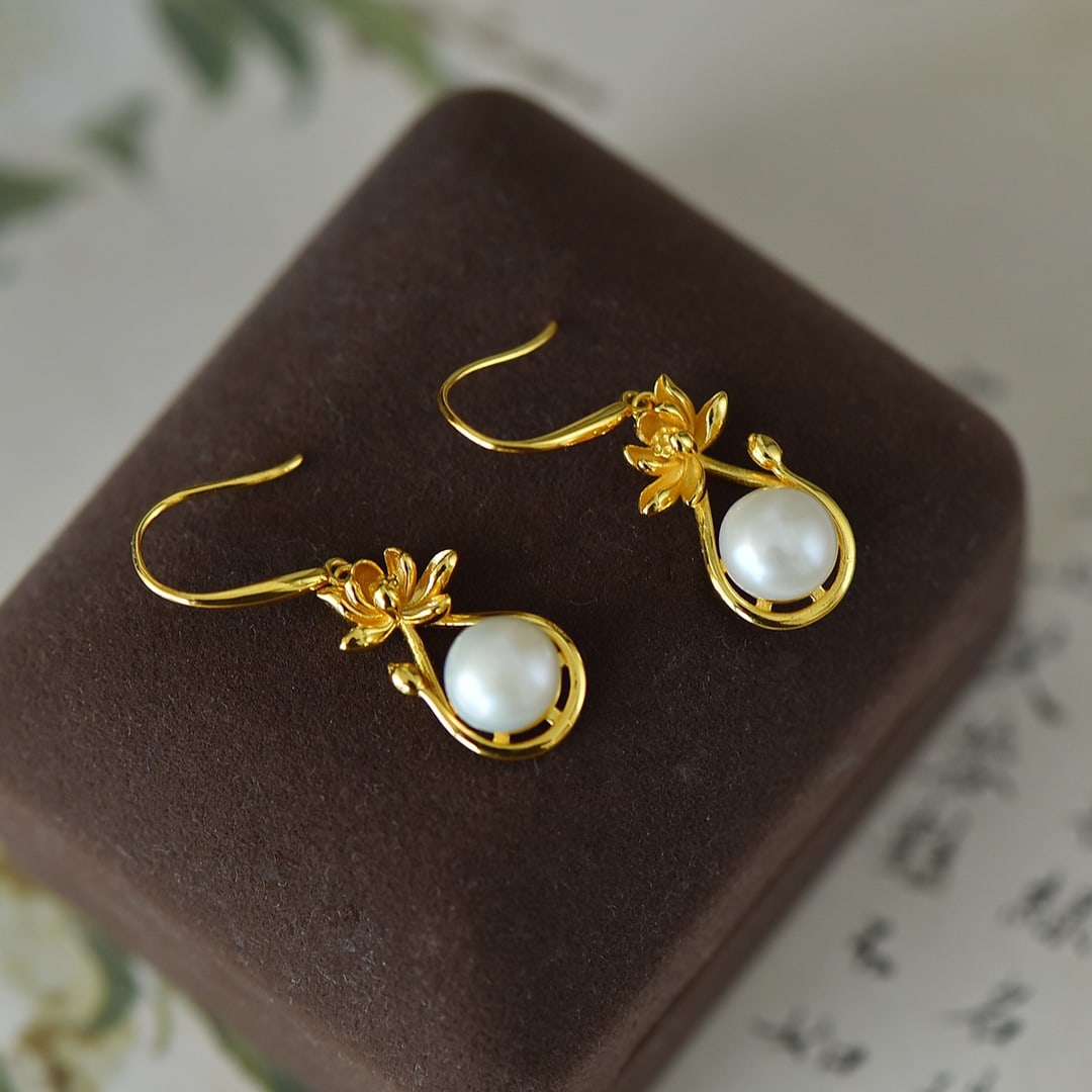A Pair of Exquisite Sterling Silver-Gold Plated Inlaid Pearls Earrings: A Pair of Exquisite Sterling Silver-Gold Plated Inlaid Pearls Earrings Size:8mmx8mm 一对纯银镀金镶珍珠耳环