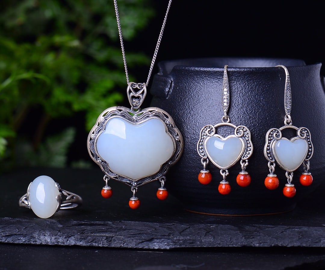 A Set of Fine Sterling Silver Inlaid White Jade Jewelry,Inlaid Agates: A Set of Fine Sterling Silver Inlaid White Jade Jewelry,Inlaid Agate,Size:( Earrings )10mmx13mm,( Pendant )20mmx26mm,( Ring )10mmx14mm一套纯银镶白玉首&#
