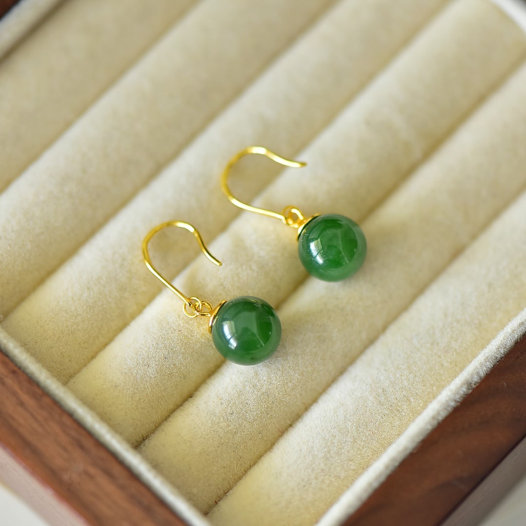 A Pair of Exquisite Sterling Silver-Gold Plated Inlaid Jasper Earrings: A Pair of Exquisite Sterling Silver-Gold Plated Inlaid Jasper Earrings Size:10mmx10mm 一对纯银镀金镶碧玉耳环