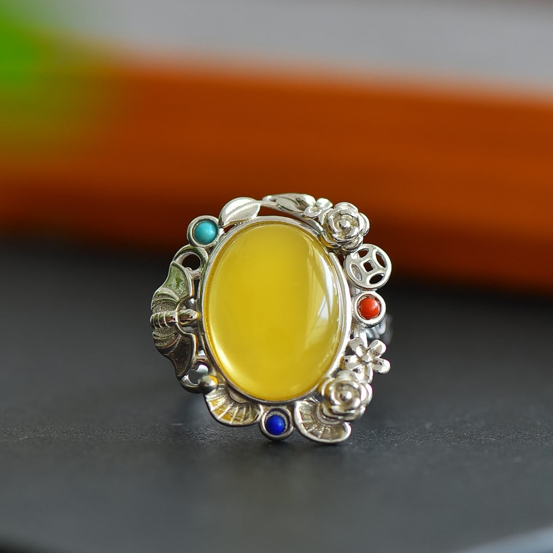 An Exquisite Sterling Silver Inlaid Amber Ring,Inlaid Gems: An Exquisite Sterling Silver Inlaid Amber Ring,Inlaid Gems,Size:10mmx14mm 纯银镶琥珀戒指,嵌宝石