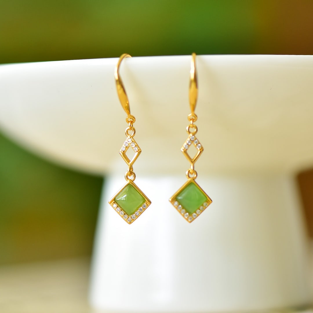 A Pair of Exquisite Sterling Silver-Gold Plated Inlaid Jasper Earrings,Inlaid Gems: A Pair of Exquisite Sterling Silver-Gold Plated Inlaid Jasper Earrings,Inlaid Gems Size:5mmx5mm 一对纯银镀金镶碧玉耳环,嵌宝