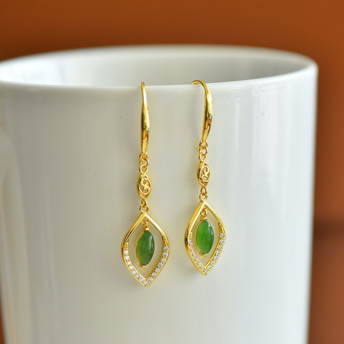 A Pair of Exquisite Sterling Silver-Gold Plated Inlaid Jasper Earrings,Inlaid Gems: A Pair of Exquisite Sterling Silver-Gold Plated Inlaid Jasper Earrings,Inlaid Gems Size:4mmx8mm 一对纯银镀金镶碧玉耳环,嵌宝