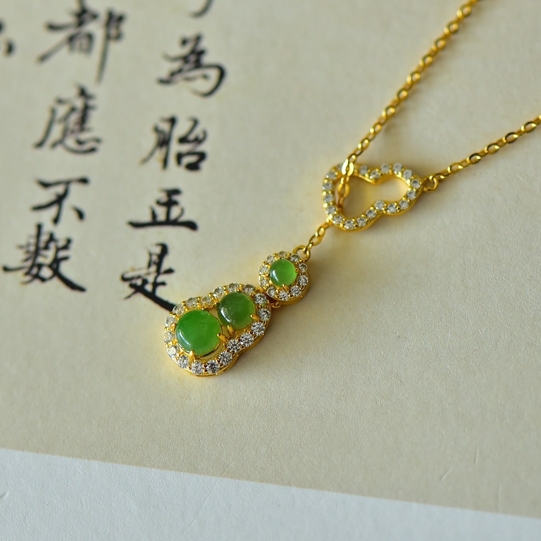 An Exquisite Sterling Silver-Gold Plated Inlaid Jasper Necklace,Inlaid Gems: An Exquisite Sterling Silver-Gold Plated Inlaid Jasper Necklace,Inlaid Gems Size:5mmx5mm 纯银镀金镶碧玉项链,嵌宝石