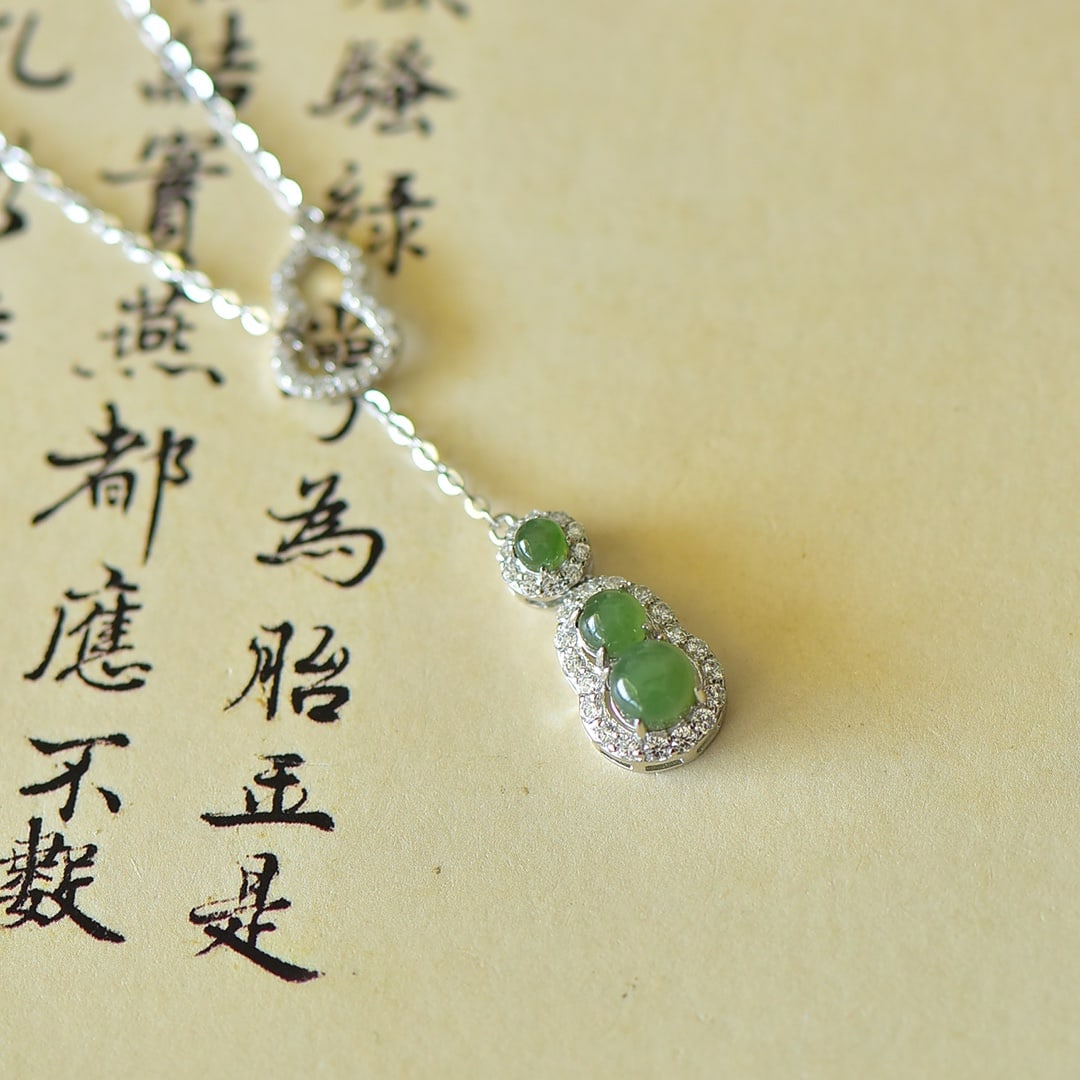 An Exquisite Sterling Silver Inlaid Jasper Gourd Necklace,Inlaid Gems: An Exquisite Sterling Silver Inlaid Jasper Gourd Necklace,Inlaid Gems Size:5mmx5mm 纯银镶碧玉葫芦项链,嵌宝石