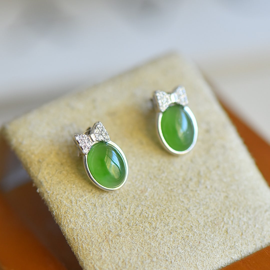 A Pair of Exquisite Sterling Silver Inlaid Jasper Earring,Inlaid Diamonds: A Pair of Exquisite Sterling Silver Inlaid Jasper Earring,Inlaid Diamonds,Size:6mmx8mm 一对纯银镶碧玉耳钉,嵌钻石