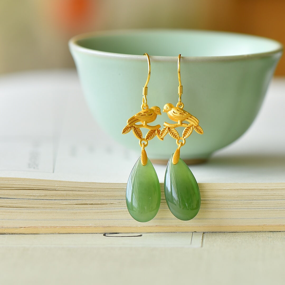 A Pair of Exquisite Sterling Silver-Gold Plated Inlaid Jasper Earrings: A Pair of Exquisite Sterling Silver-Gold Plated Inlaid Jasper Earrings,Size:10mmx20mm 一对纯银镀金镶碧玉耳环