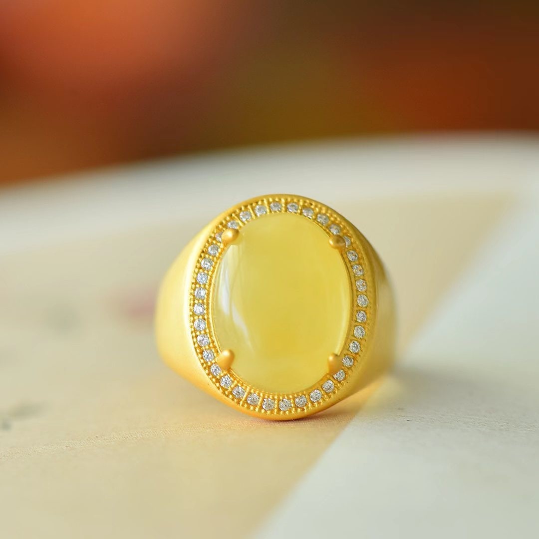 An Exquisite Sterling Silver-Gold Plated Inlaid Amber Ring,Inlaid Diamond: An Exquisite Sterling Silver-Gold Plated Inlaid Amber Ring,Inlaid Diamond,Size:12mmx16mm 纯银镀金镶琥珀戒指,嵌钻石