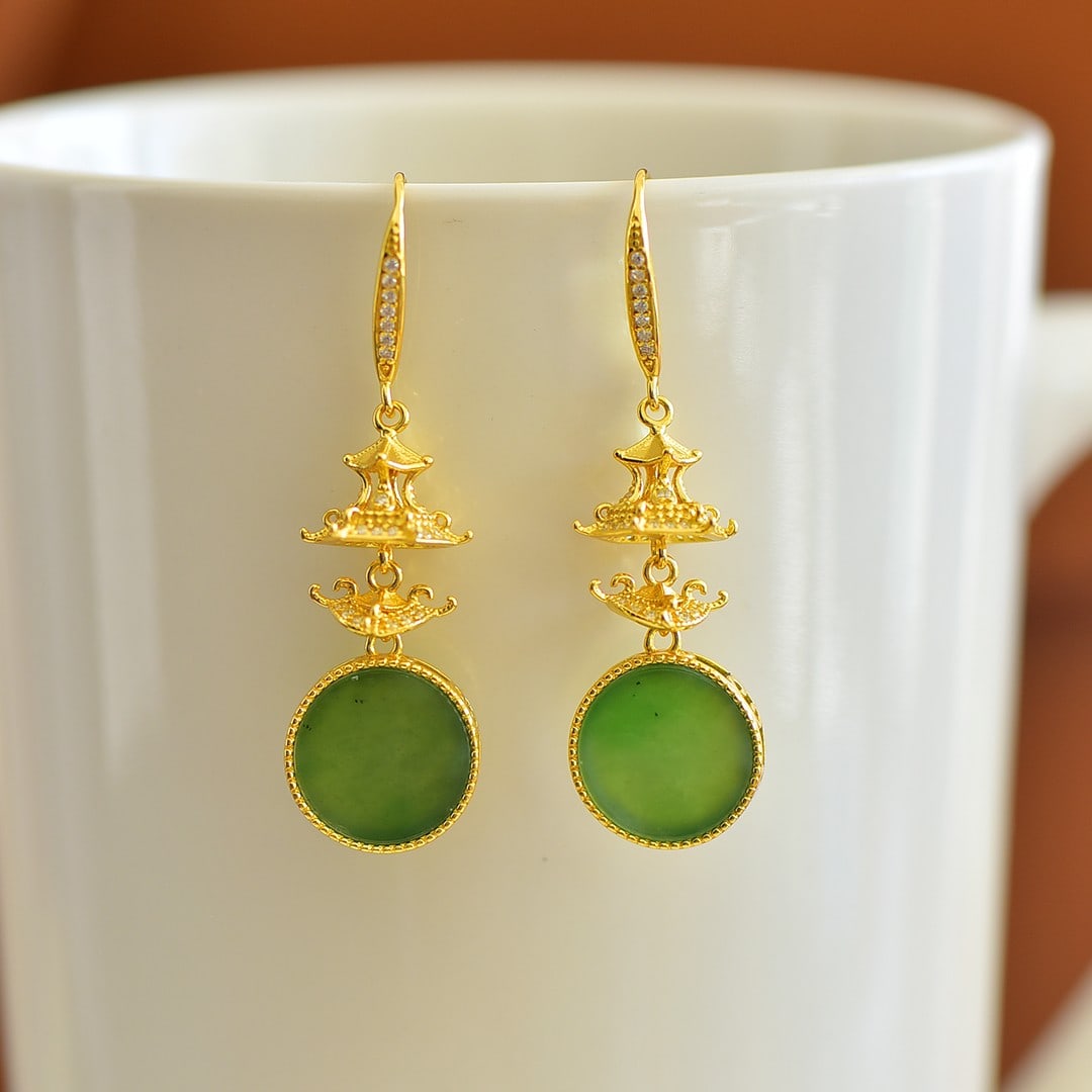 A Pair of Exquisite Sterling Silver-Gold Plated Inlaid Jasper Earrings: A Pair of Exquisite Sterling Silver-Gold Plated Inlaid Jasper Earrings Size:12mmx12mm 一对纯银镀金镶碧玉耳环