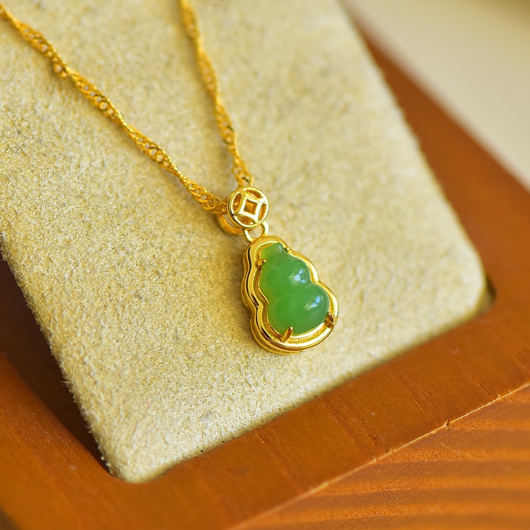 An Exquisite Sterling Silver-Gold Plated Inlaid Jasper Gourd Pendant: An Exquisite Sterling Silver-Gold Plated Inlaid Jasper Gourd Pendant Size:5mmx7mm 纯银镀金镶碧玉葫芦吊坠
