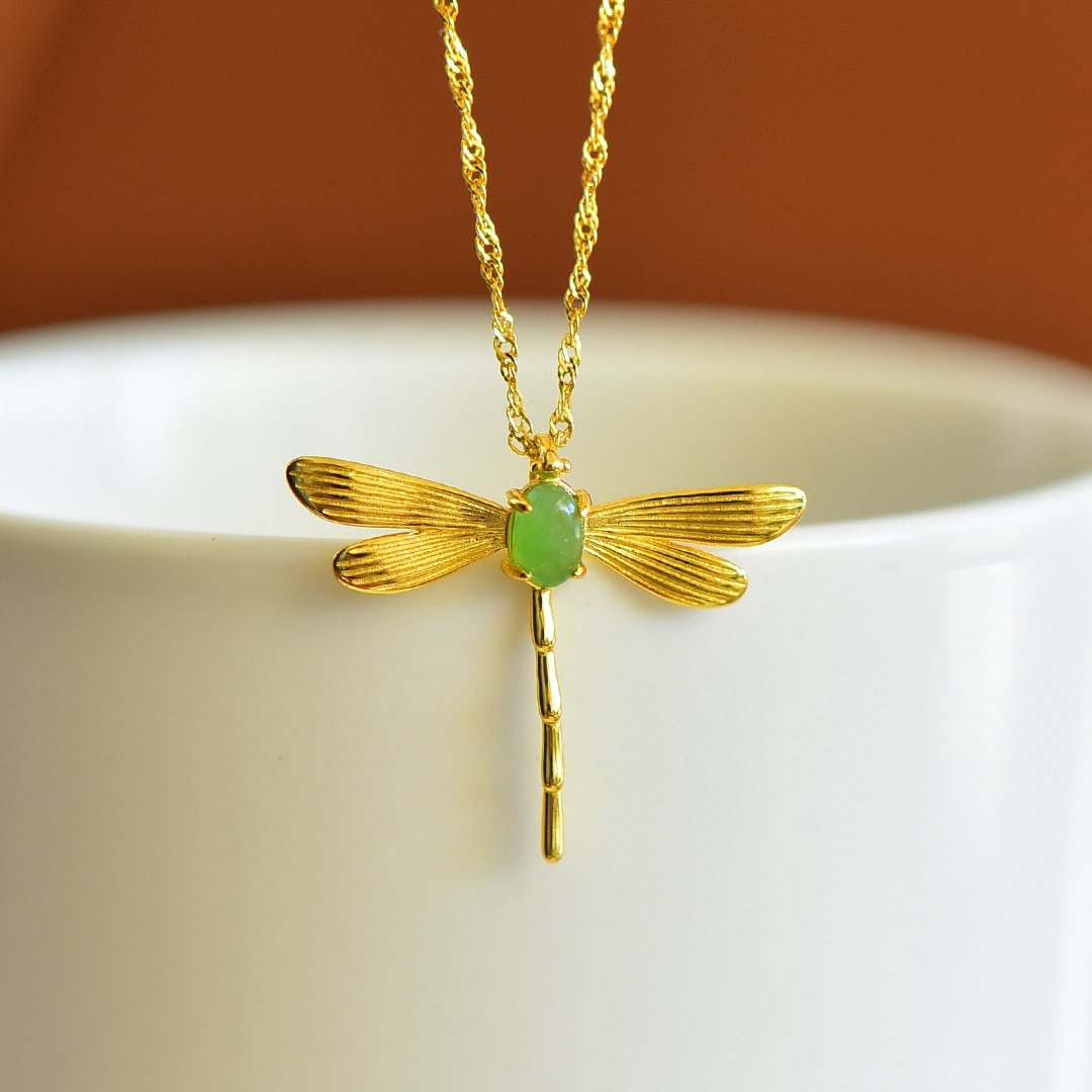 An Exquisite Sterling Silver-Gold Plated Inlaid Jasper Pendant: An Exquisite Sterling Silver-Gold Plated Inlaid Jasper Pendant Size:4mmx6mm 纯银镀金镶碧玉吊坠