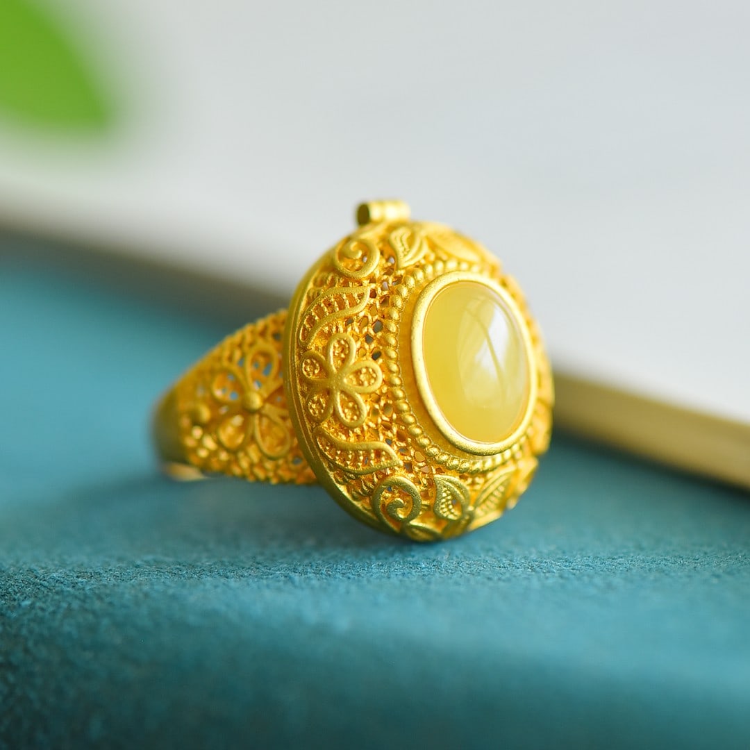 An Exquisite Sterling Silver-Gold Plated Inlaid Amber Ring: An Exquisite Sterling Silver-Gold Plated Inlaid Amber Ring,Size:8mmx10mm 纯银镀金镶琥珀戒指