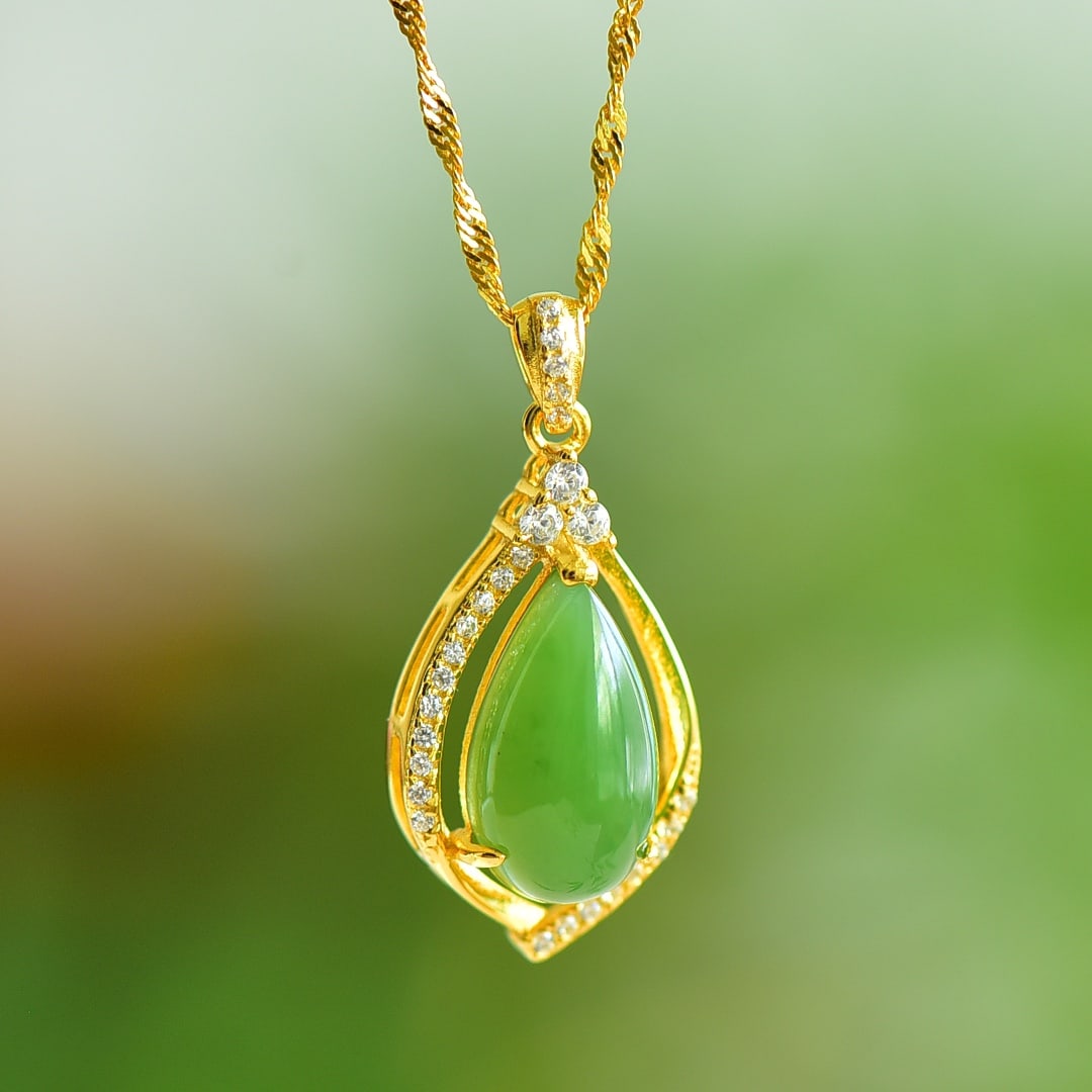 An Exquisite Sterling Silver-Gold Plated Inlaid Jasper Pendant,Inlaid Gems: An Exquisite Sterling Silver-Gold Plated Inlaid Jasper Pendant,Inlaid Gems Size:8mmx14mm 纯银镀金镶碧玉吊坠,嵌宝石