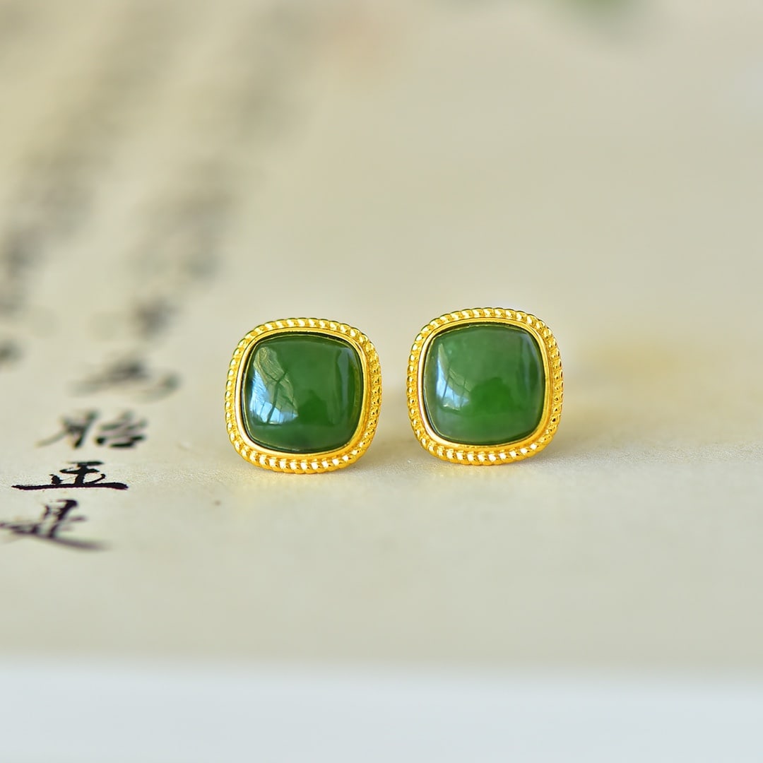 A Pair of Exquisite Sterling Silver-Gold Plated Inlaid Jasper Earrings: A Pair of Exquisite Sterling Silver-Gold Plated Inlaid Jasper Earrings Size:8mmx8mm 一对纯银镀金镶碧玉耳环