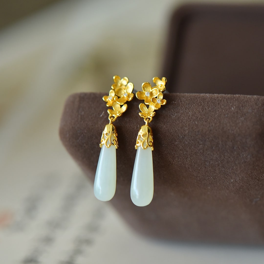 A Pair of Exquisite Sterling Silver-Gold Plated Inlaid White Jade Earrings: A Pair of Exquisite Sterling Silver-Gold Plated Inlaid White Jade Earrings Size:6mmx20mm 有一对纯银镀金镶白玉耳环