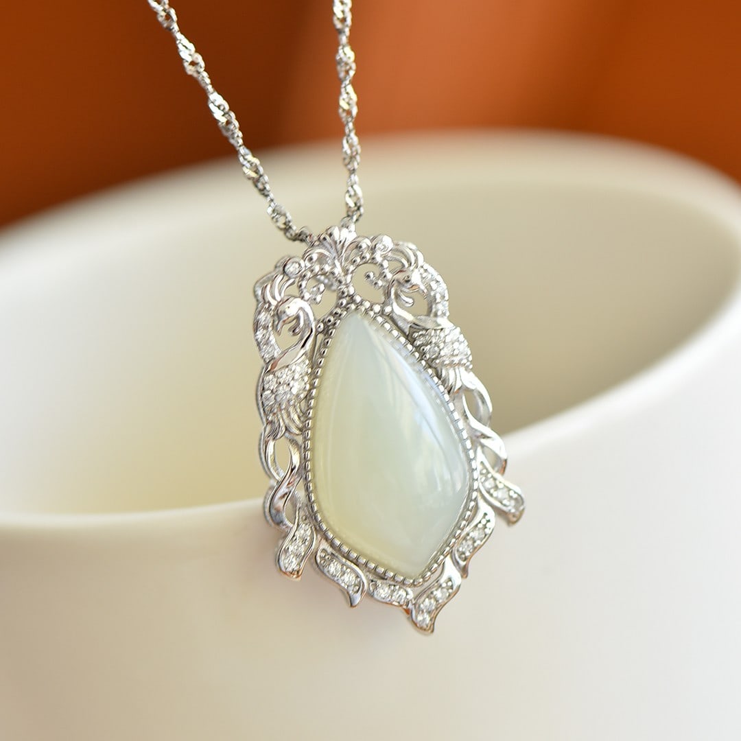 An Exquisite Sterling Silver Inlaid White Jade Pendant,Inlaid Diamonds: An Exquisite Sterling Silver Inlaid White Jade Pendant,Inlaid Diamonds,Size:11mmx20mm 纯银镶白玉吊坠,嵌钻石