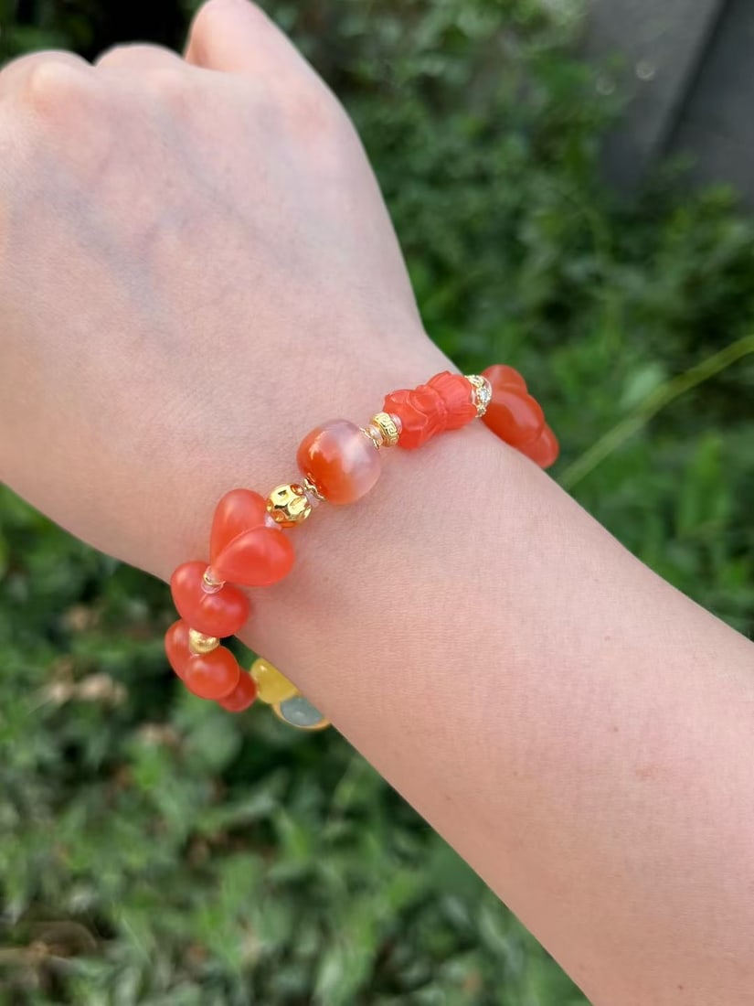 An Exquisite Amber Bracelets: An Exquisite Amber Bracelets,Size:(Pi Xiu)18.3mmx11.2mmx9.4mm,Weight:24.4g 蜜蜡手串