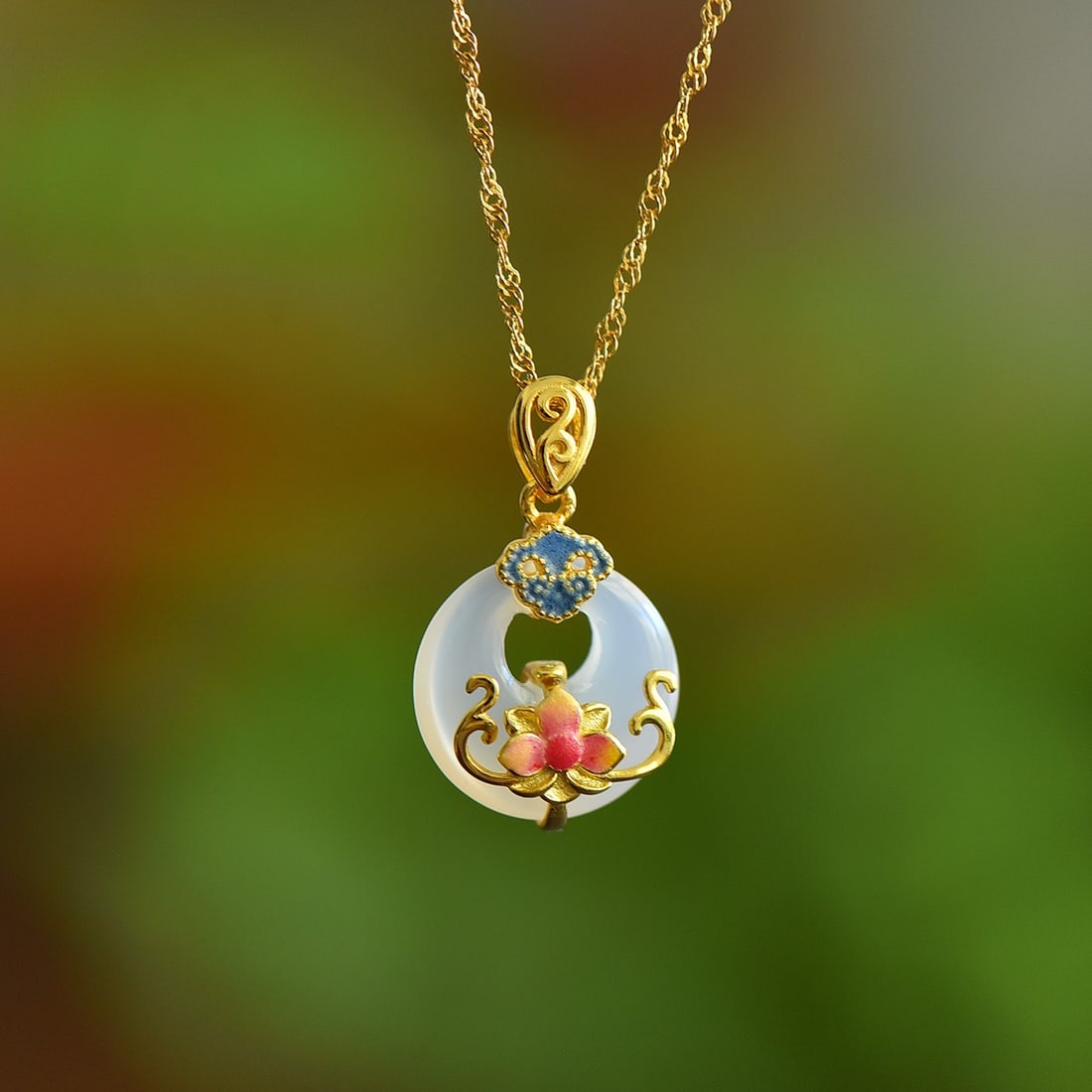 An Exquisite Sterling Silver-Gold Plated Inlaid Agate Pendant: An Exquisite Sterling Silver-Gold Plated Inlaid Agate Pendant,Size:25mmx25mm 纯银镀金镶玛瑙吊坠