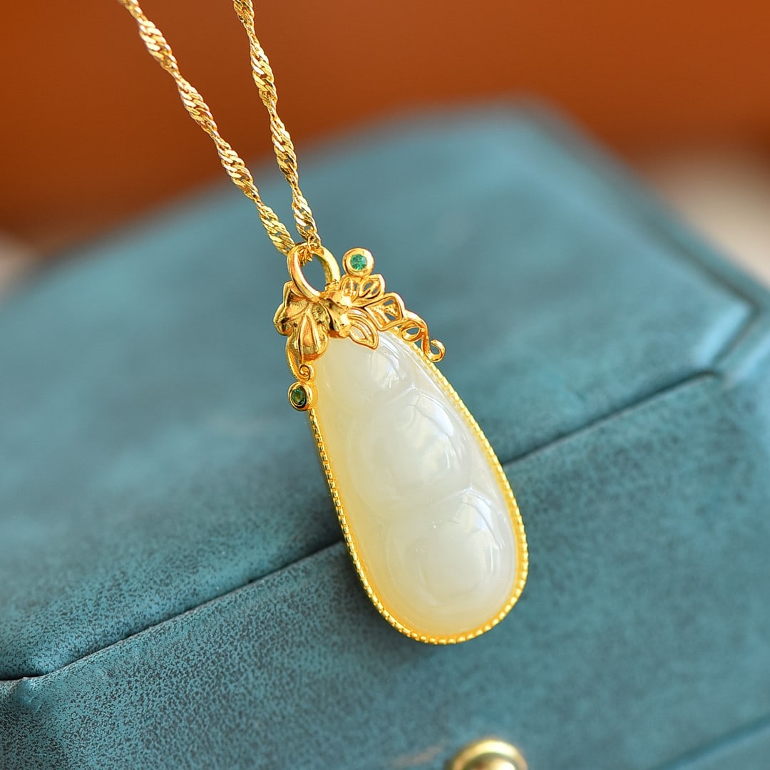 An Exquisite Sterling Silver-Gold Plated Inlaid White Jade Pendant: An Exquisite Sterling Silver-Gold Plated Inlaid White Jade Pendant,Size:11mmx25mm 纯银镀金镶白玉吊坠