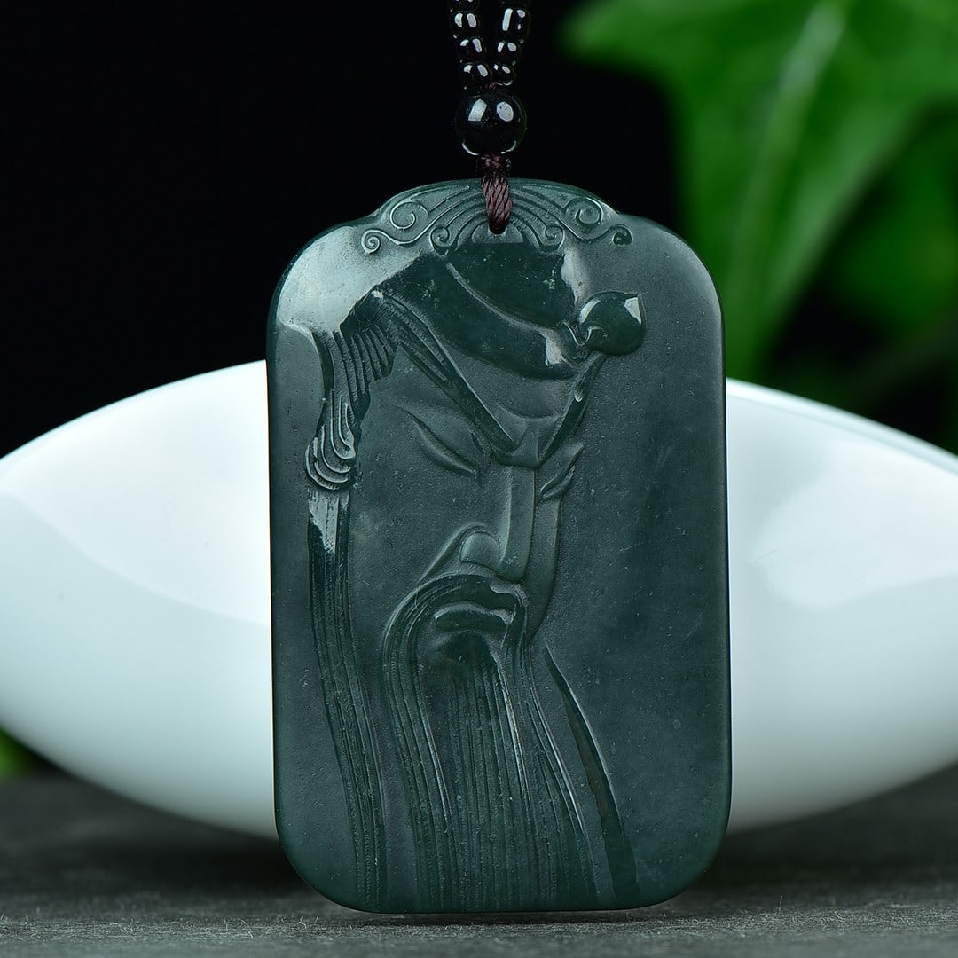 An Exquisite Sapphire Guangong and Dragon Pattern Pendant: An Exquisite Sapphire Guangong and Dragon Pattern Pendant,Size:40mmx64mm 寓意:寓意吉祥 招财纳福 青玉关公像(