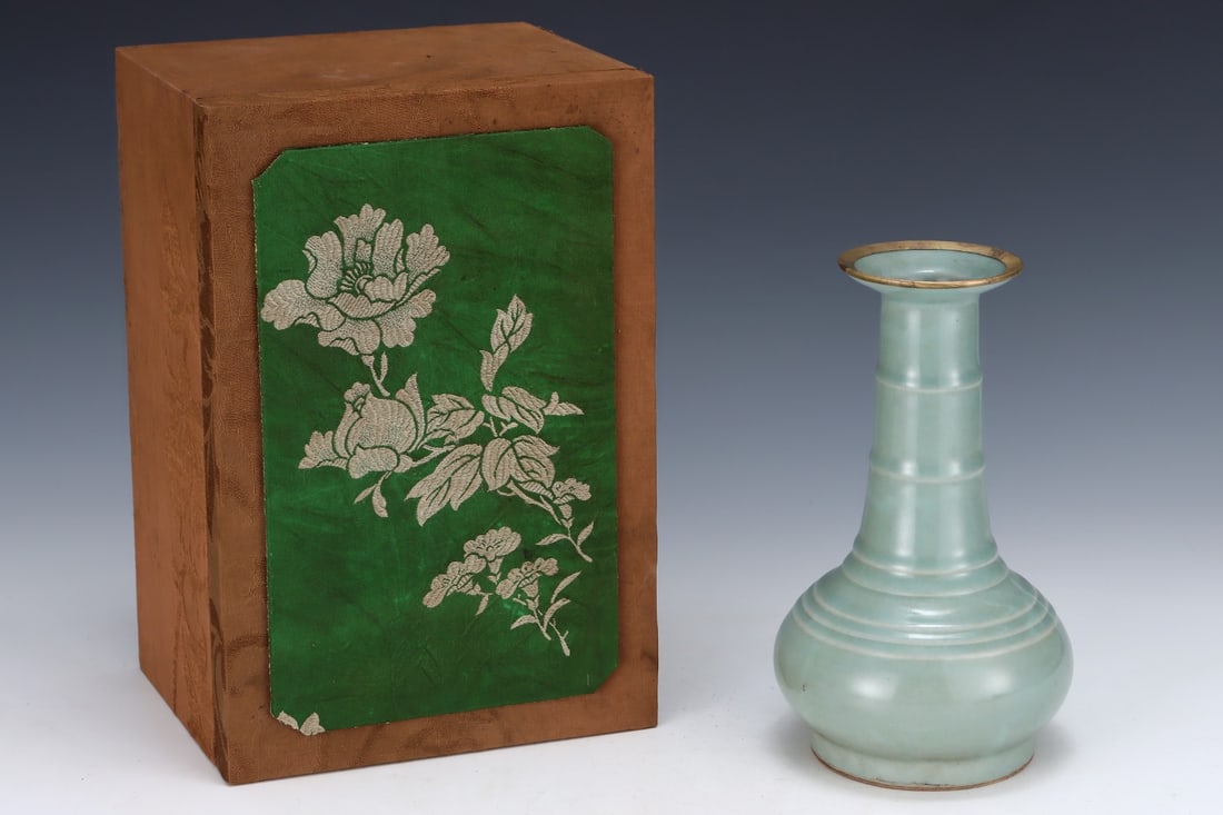 An Exquisite Longquan yao Cover with Gold Vase,with an Imperial Poem by Emperor Qianlong: An Exquisite Longquan yao Cover with Gold Vase,with an Imperial Poem by Emperor Qianlong,Song Dynasty, China,Size:8.9inx5.3in 龙泉窑金口瓶,带乾隆&