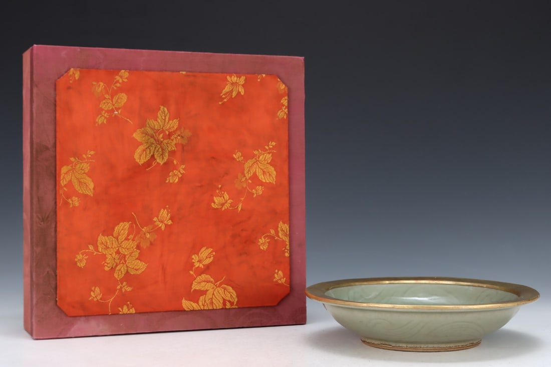 An Exquisite Longquan yao Cover with Gold Fish Pattern Plate,with an Imperial Poem by Emperor: An Exquisite Longquan yao Cover with Gold Fish Pattern Plate,with an Imperial Poem by Emperor Qianlong,Song Dynasty, China,Size:1.8inx8.3in 