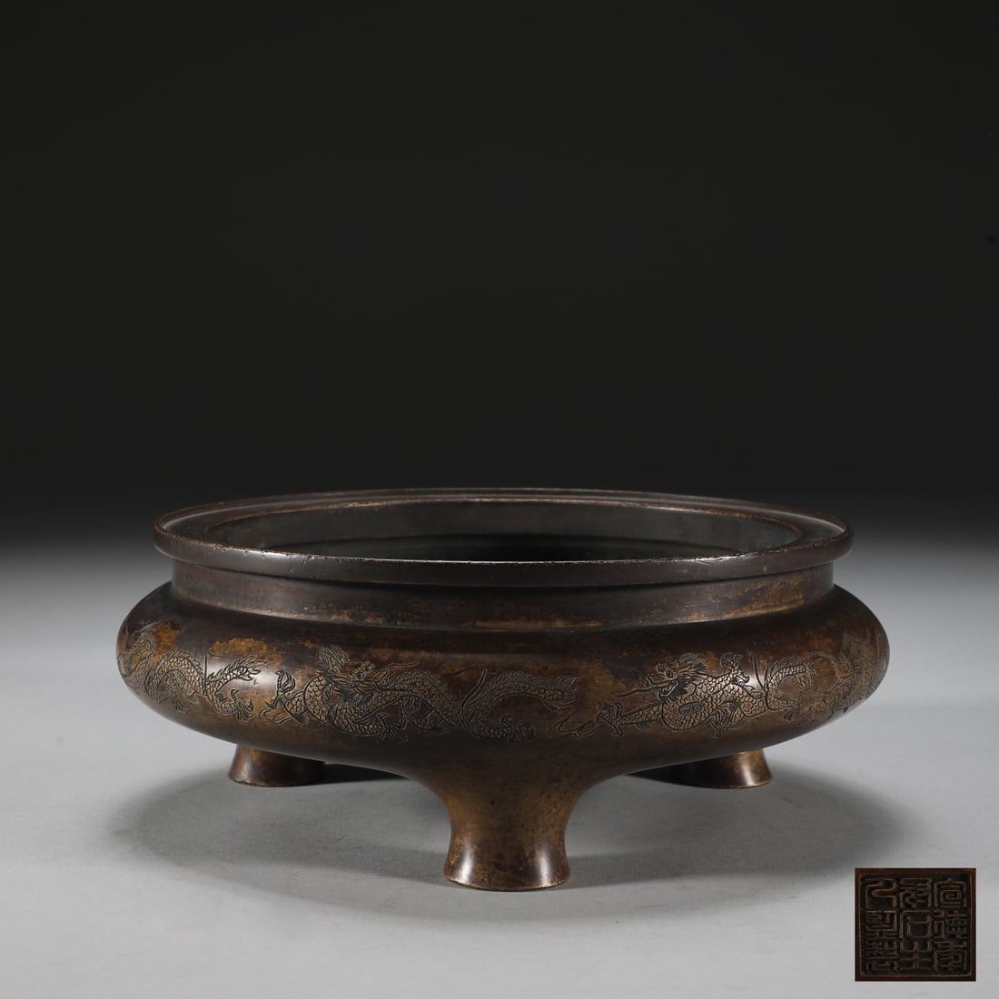 An Exquisite Bronze Dragon Pattern Tripod Censer: An Exquisite Bronze Dragon Pattern Tripod Censer,Qing Dynasty, China,Xuande Mark,Size:2.9inx6.8inx7.6in,Weight:2500g 铜龙纹三足香炉,中国清&#