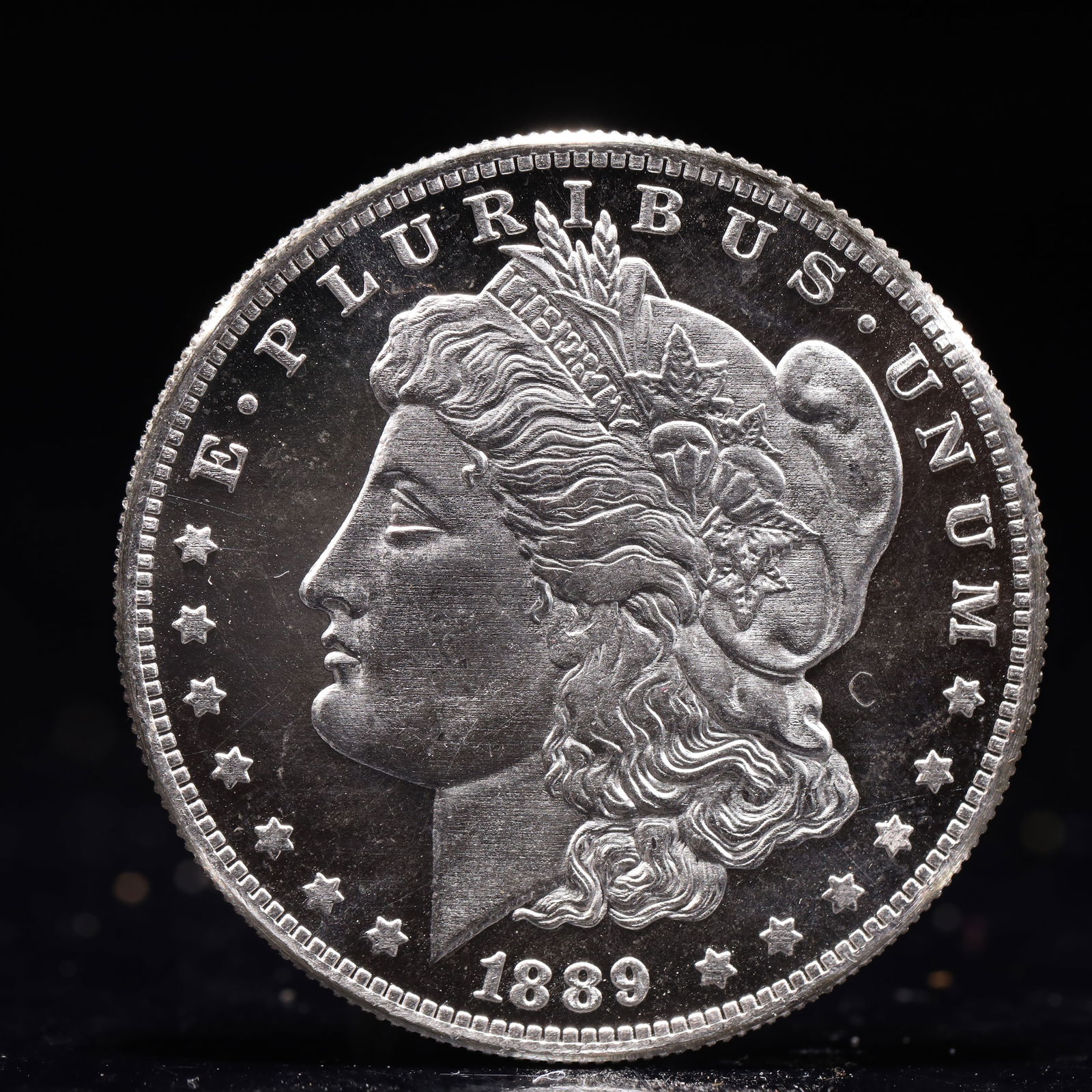 USA Morgan Dollar 1889 Coin: Obv: profile bust with date below and E PLURIBUS UNUM legend and stars around. Rev: eagle with In God we trust above within wreath with UNITED STATES OF AMERICA ONE DOLLAR legend. IN GOD WE TRUST / LI